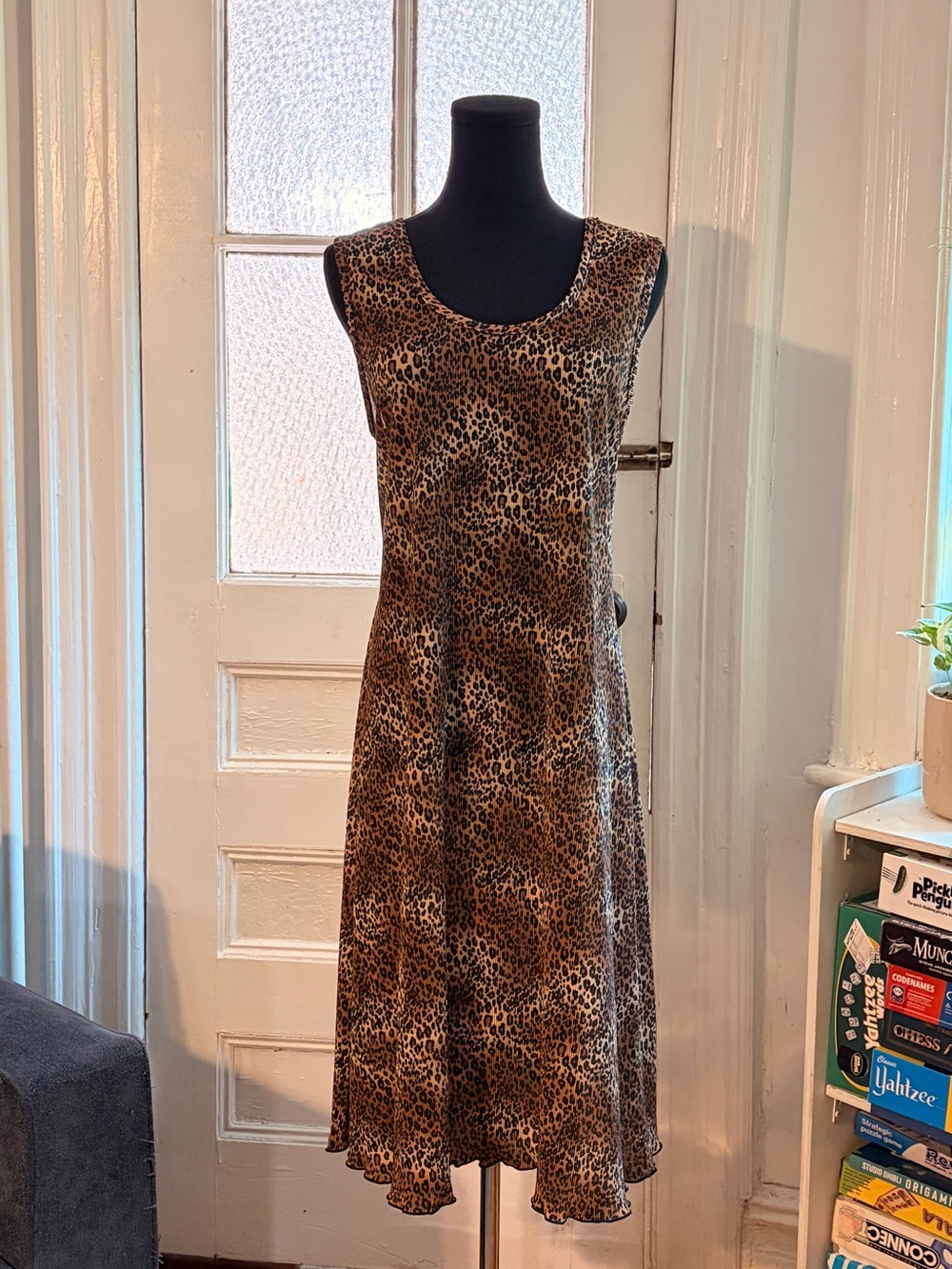 Vintage 90s / Y2K Sleeveless Leopard Print Crinkle Pleated Midi Dress | L / XL
